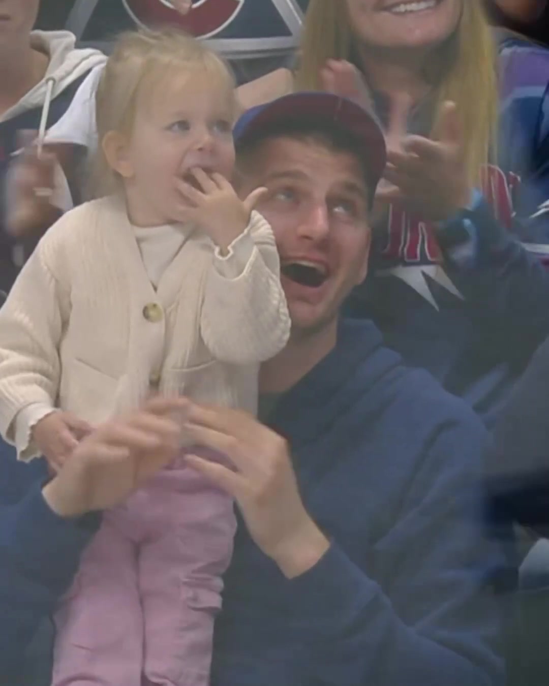  心情不错！约基奇带女儿观看丹佛冰球队雪崩的比赛